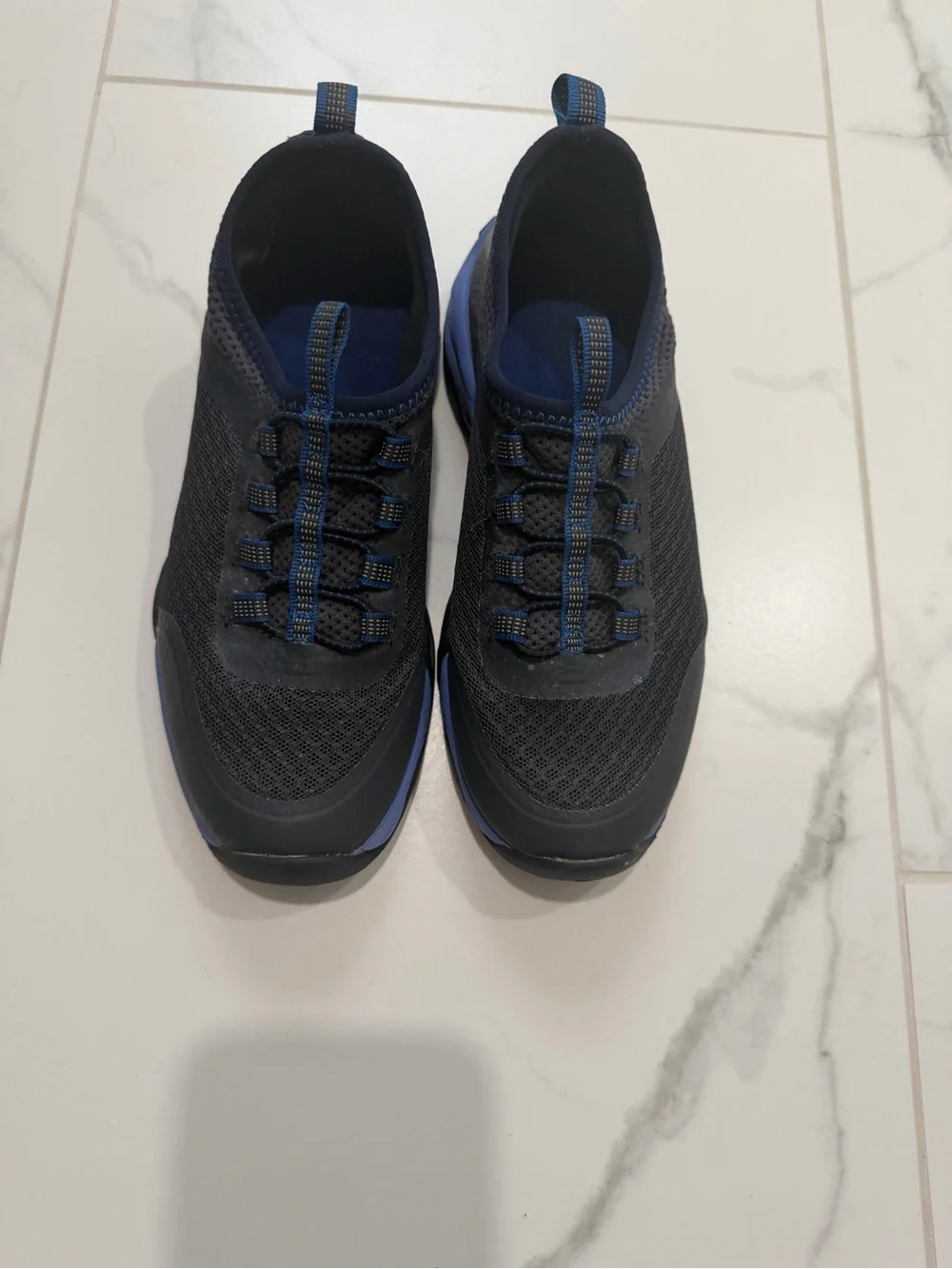 L.L. Bean Kids size 2 watershoes / outdoor in Black and Blue